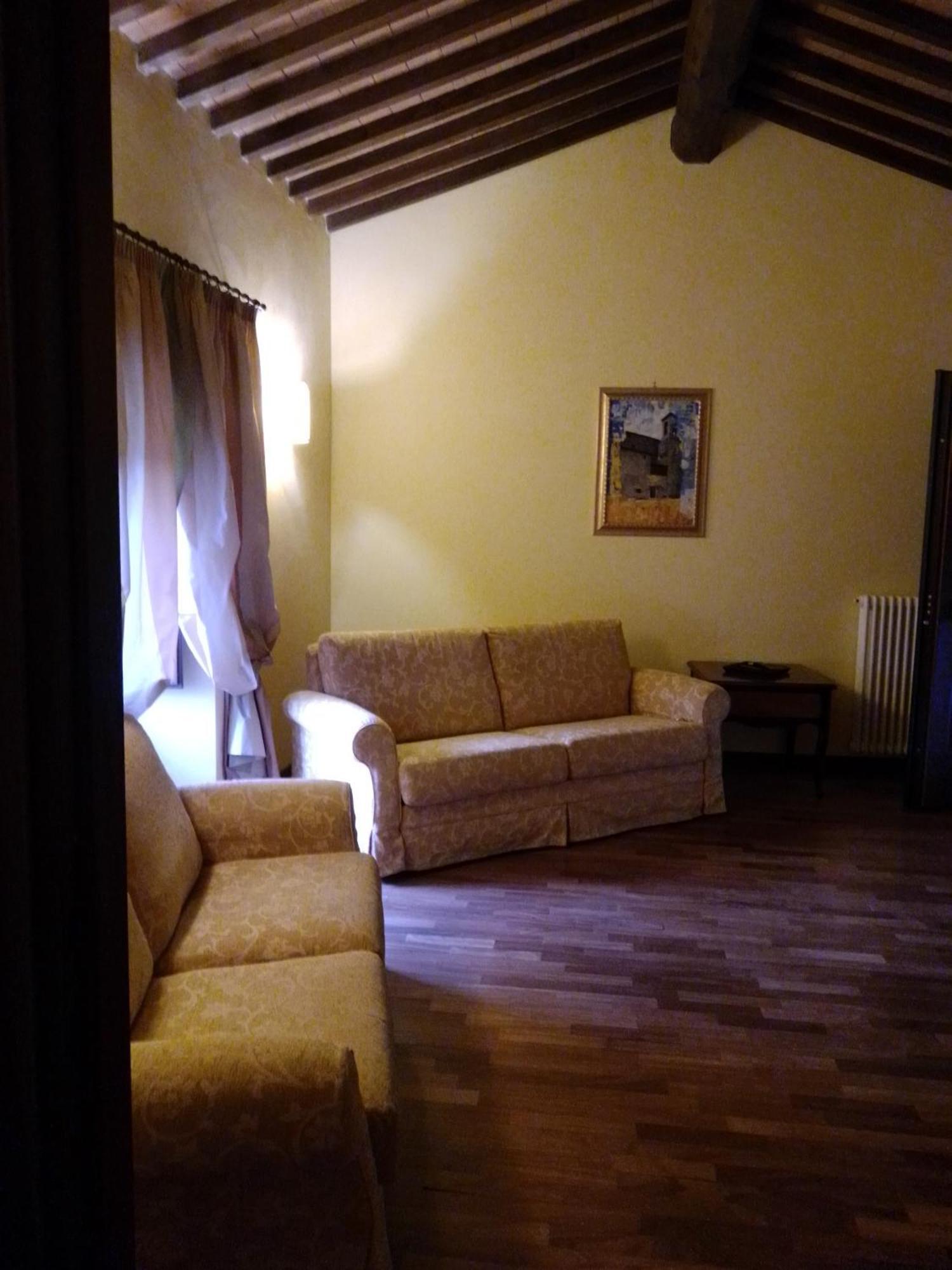 Castello Izzalini Todi Resort Екстер'єр фото